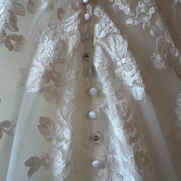 NEW Allure Romance Wedding Gown, White, Size 18 - Picture 9 of 15